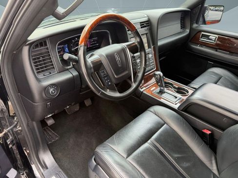 Used 2016 Lincoln Navigator Select RWD image 4