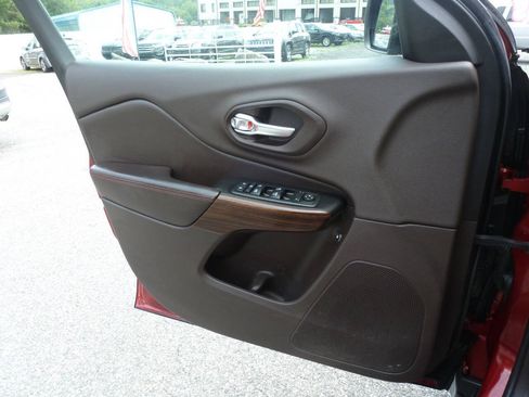 Used 2014 Jeep Cherokee Trailhawk w/ Comfort/Convenience Group AWD/4WD image 31