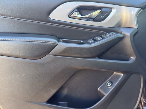 Used 2021 Chevrolet Traverse LT image 13