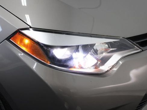 Used 2015 Toyota Corolla LE FWD image 23