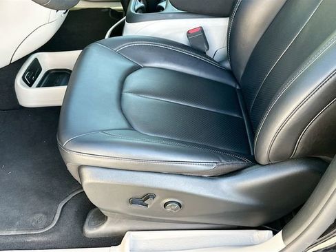 Used 2024 Chrysler Pacifica Touring-L image 18