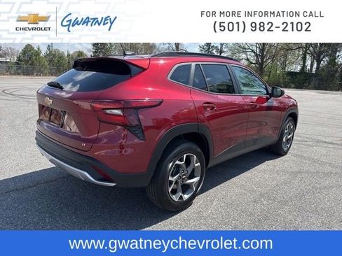 Used 2025 Chevrolet Trax LT w/ LT Convenience Package image 5