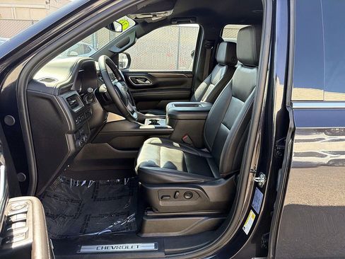 Used 2024 Chevrolet Suburban LT RWD image 18