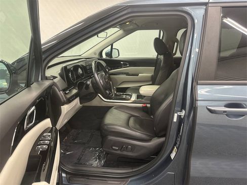 Used 2024 Kia Carnival EX image 9