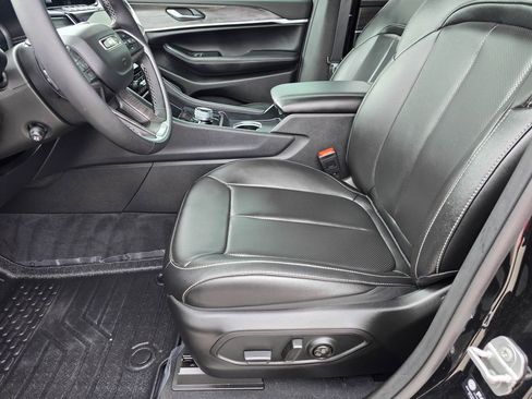 Used 2025 Jeep Grand Cherokee L Limited w/ Luxury Tech Group II AWD/4WD image 13