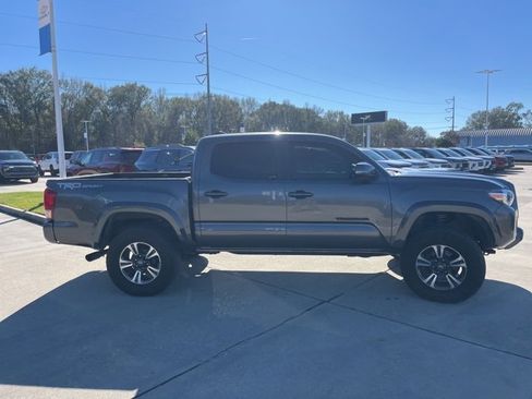 Used 2017 Toyota Tacoma TRD Sport image 9