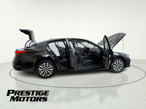 Used 2025 Nissan Altima 2.5 SV FWD image 14