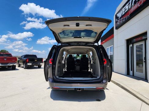Used 2022 Chrysler Pacifica Touring-L FWD image 27