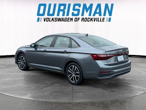 Used 2025 Volkswagen Jetta SE FWD image 4