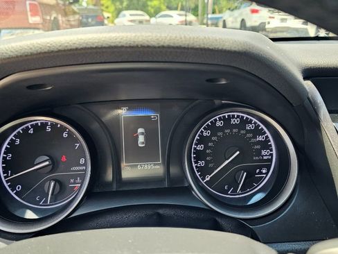 Used 2022 Toyota Camry SE image 11