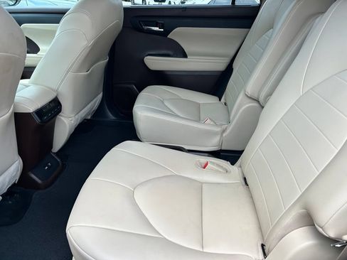 Used 2021 Toyota Highlander XLE AWD/4WD image 17