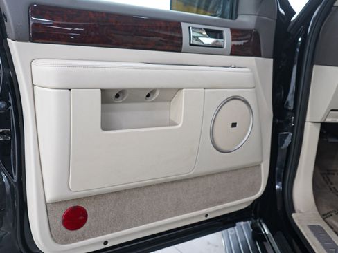 Used 2004 Lincoln Navigator Ultimate AWD/4WD image 22