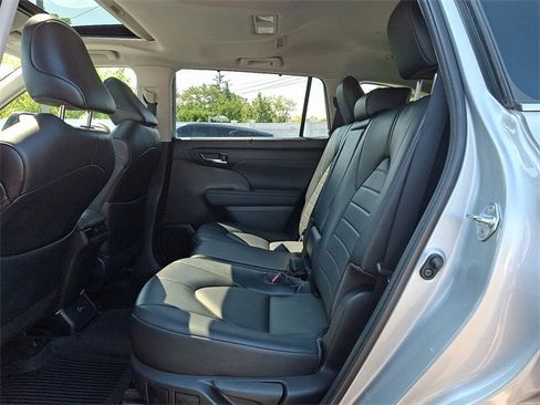 Certified 2022 Toyota Highlander XLE image 10
