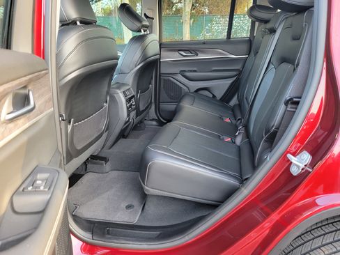 Used 2023 Jeep Grand Cherokee Limited w/ Luxury Tech Group II image 29