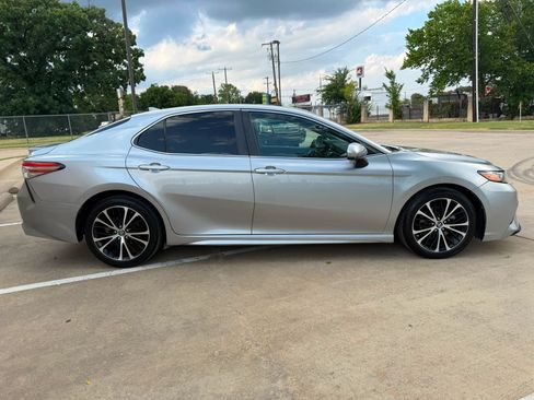 Used 2019 Toyota Camry SE FWD image 6