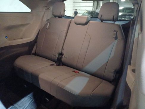 Used 2022 Toyota Sienna XLE image 25