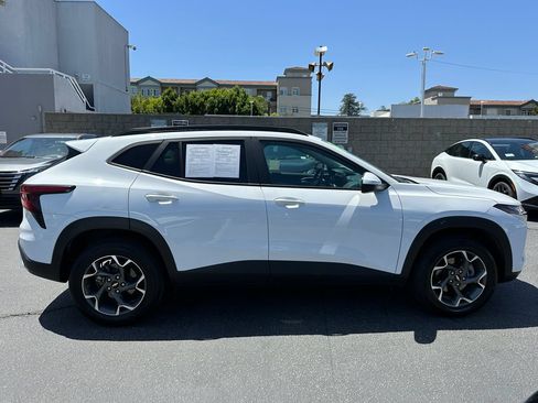 Used 2024 Chevrolet Trax LT FWD image 9