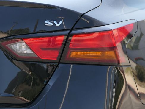 Used 2022 Nissan Altima 2.5 SV w/ SV Premium Package FWD image 3