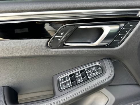 Certified 2022 Porsche Macan AWD/4WD image 12
