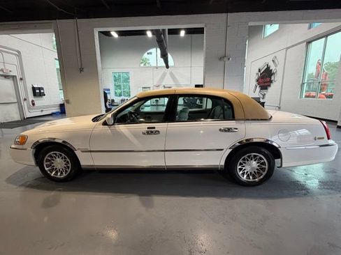 Used 2000 Lincoln Town Car Executive RWD image 33
