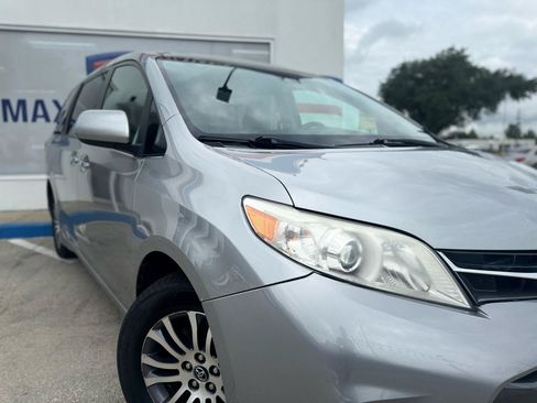 Used 2018 Toyota Sienna XLE FWD image 18