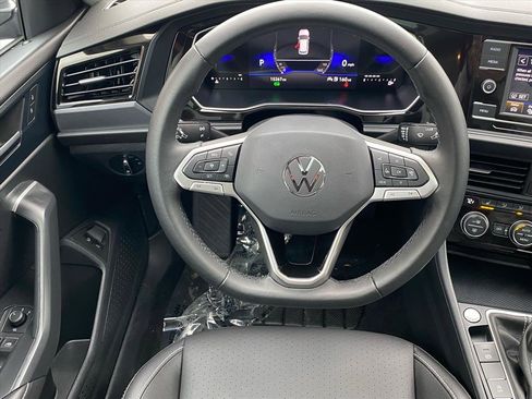 Certified 2024 Volkswagen Jetta SE w/ Panoramic Sunroof Package image 5