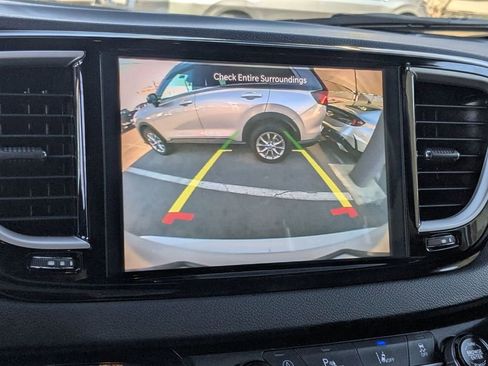 Used 2025 Chrysler Pacifica Select image 20