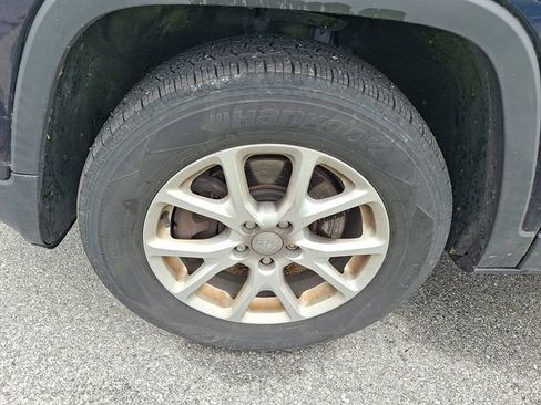 Used 2016 Jeep Cherokee Latitude w/ Cold Weather Group AWD/4WD image 4