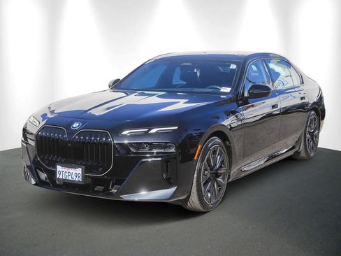 Used 2025 BMW 750e xDrive w/ Premium Package image 3