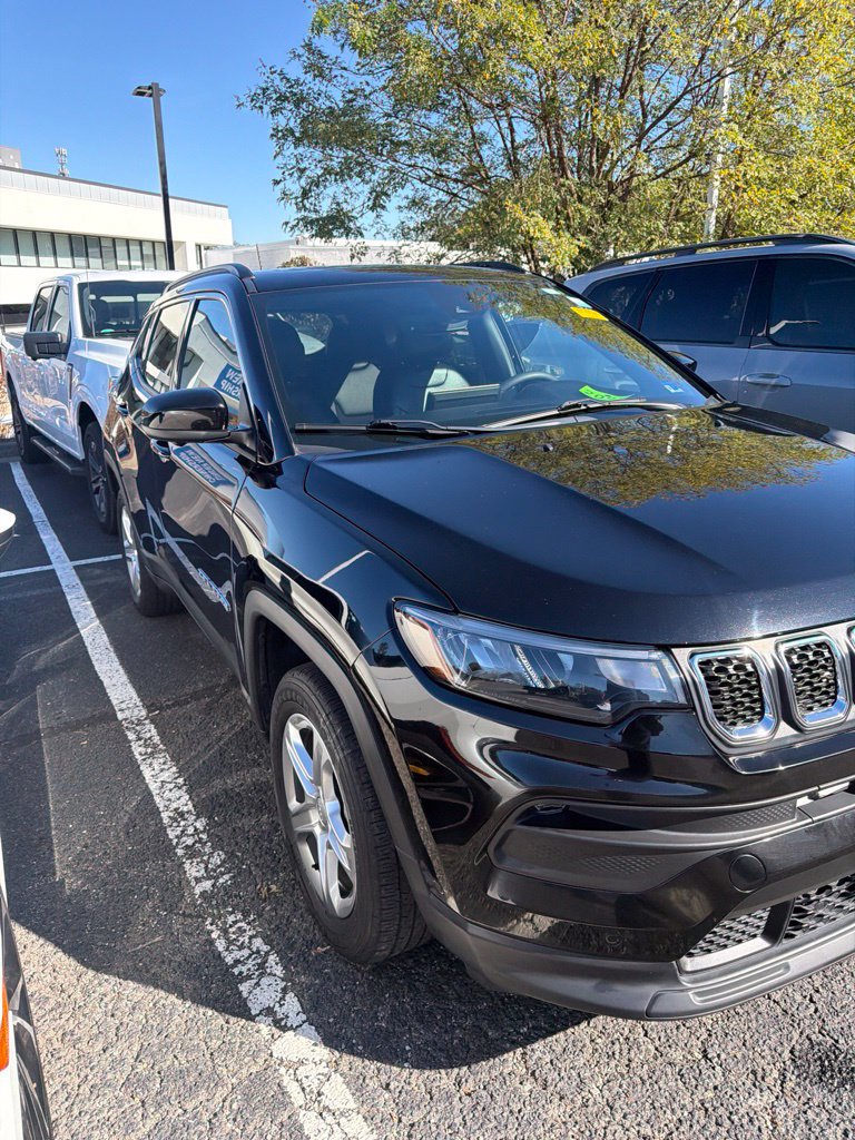 Used 2024 Jeep Compass Latitude w/ Sun and Sound Group AWD/4WD image 3