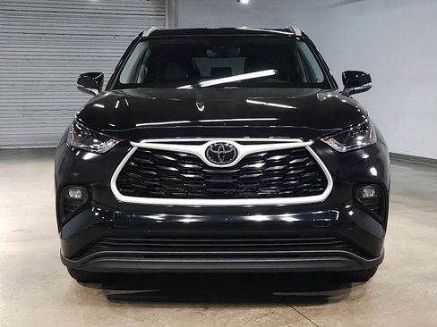 Certified 2025 Toyota Highlander XLE image 2