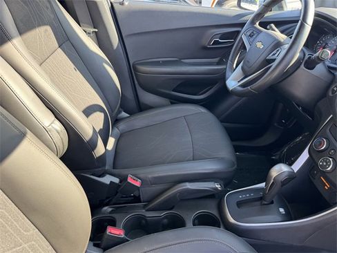 Certified 2022 Chevrolet Trax LT w/ LT Convenience Package image 6