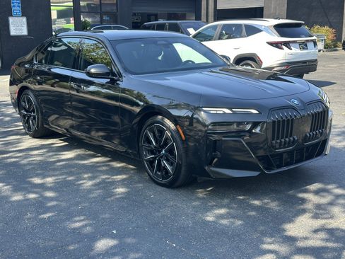Used 2023 BMW 740i w/ Parking Assistance Package RWD image 7