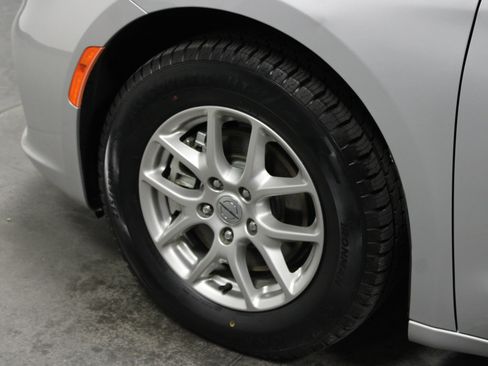 Used 2024 Chrysler Pacifica Touring-L FWD image 10