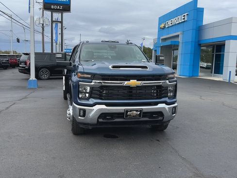 Used 2025 Chevrolet Silverado 3500 LT w/ Convenience Package AWD/4WD image 3