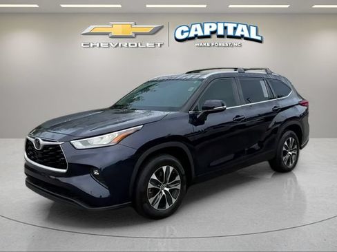 Used 2020 Toyota Highlander XLE FWD image 1