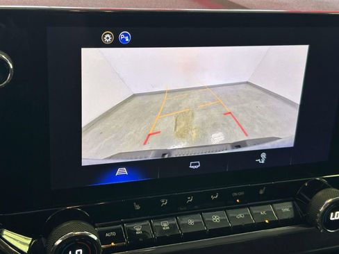 Used 2025 Chevrolet Colorado Trail Boss AWD/4WD image 27