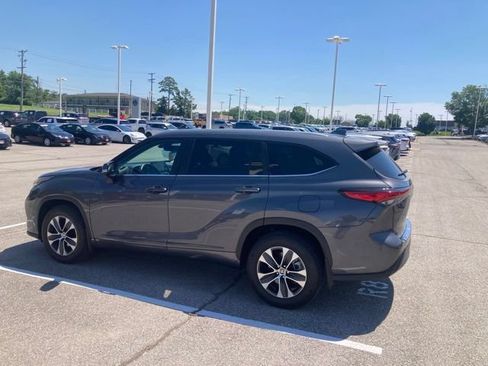 Used 2023 Toyota Highlander XLE AWD/4WD image 6