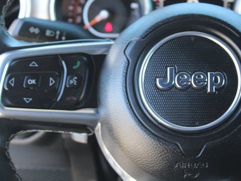 Used 2022 Jeep Wrangler Unlimited Sahara AWD/4WD image 17