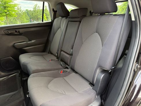Used 2020 Toyota Highlander LE AWD/4WD image 39