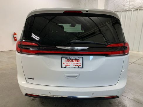 Used 2021 Chrysler Pacifica Touring-L image 6