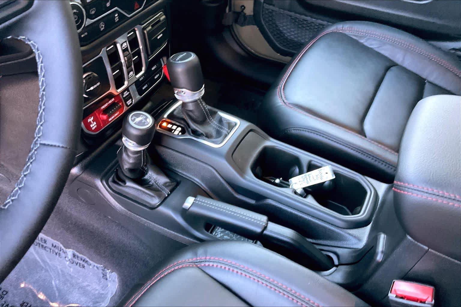 Used 2025 Jeep Gladiator Rubicon AWD/4WD image 14