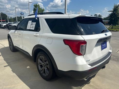 Used 2024 Ford Explorer XLT w/ Equipment Group 202A RWD image 4