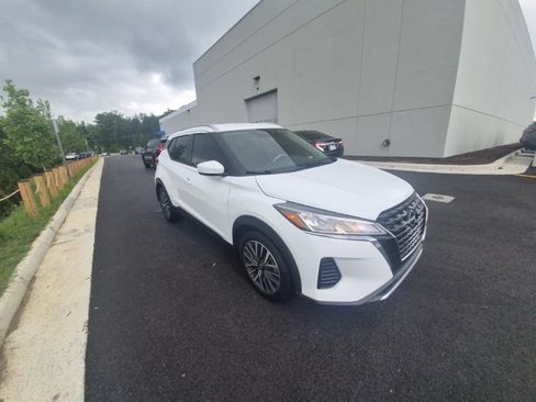 Used 2022 Nissan Kicks SV FWD image 3