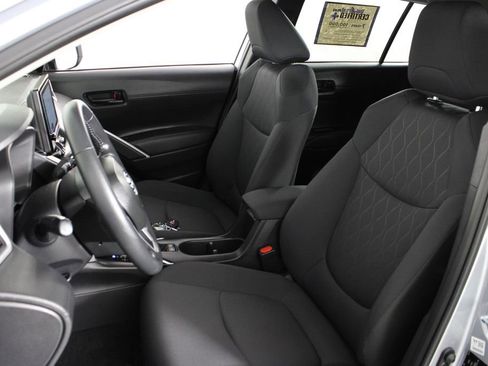 Used 2025 Toyota Corolla Cross LE image 17