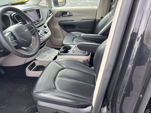 Used 2023 Chrysler Pacifica Touring-L FWD image 14