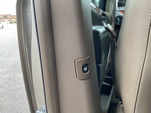 Used 2016 Chrysler Town & Country Touring w/ Driver Convenience Group image 34