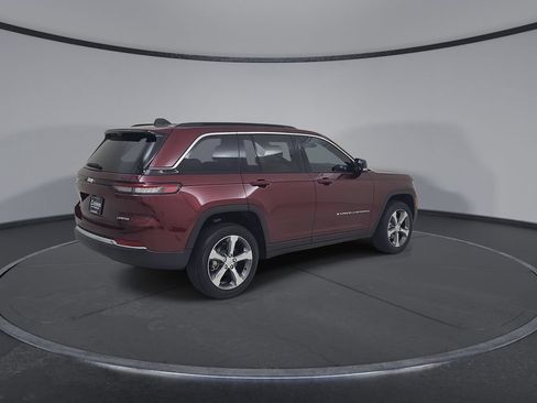 Certified 2025 Jeep Grand Cherokee Limited w/ Luxury Tech Group II AWD/4WD image 17