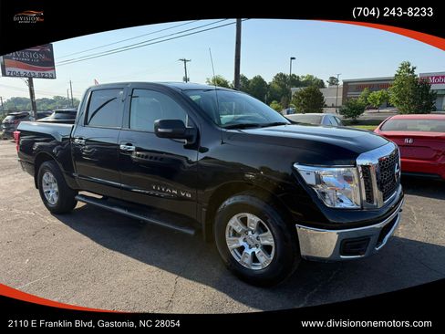 Used 2018 Nissan Titan SV AWD/4WD image 3