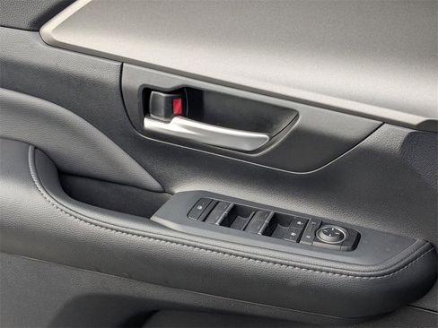 Used 2025 Toyota Grand Highlander AWD image 17